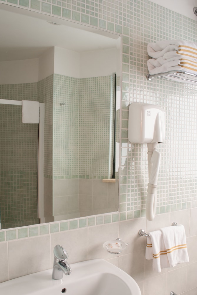 Standard Double or Twin Room - Photo 7
