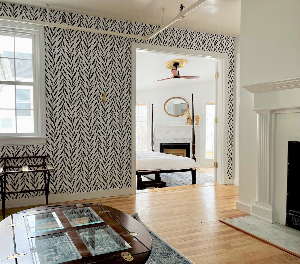 Superior Room, King Bed With Fireplace/Jacuzzi