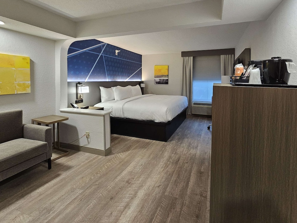 Standard Room, 1 King Bed, Non Smoking - Photo 1