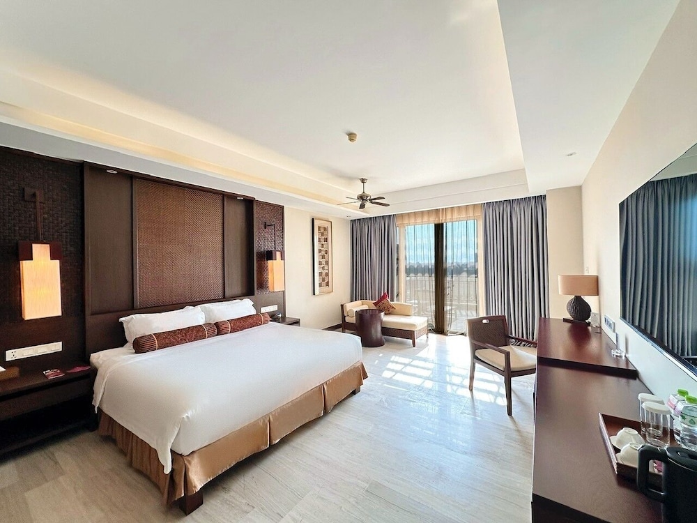 Standard Room, 1 King Bed, Balcony photo 1