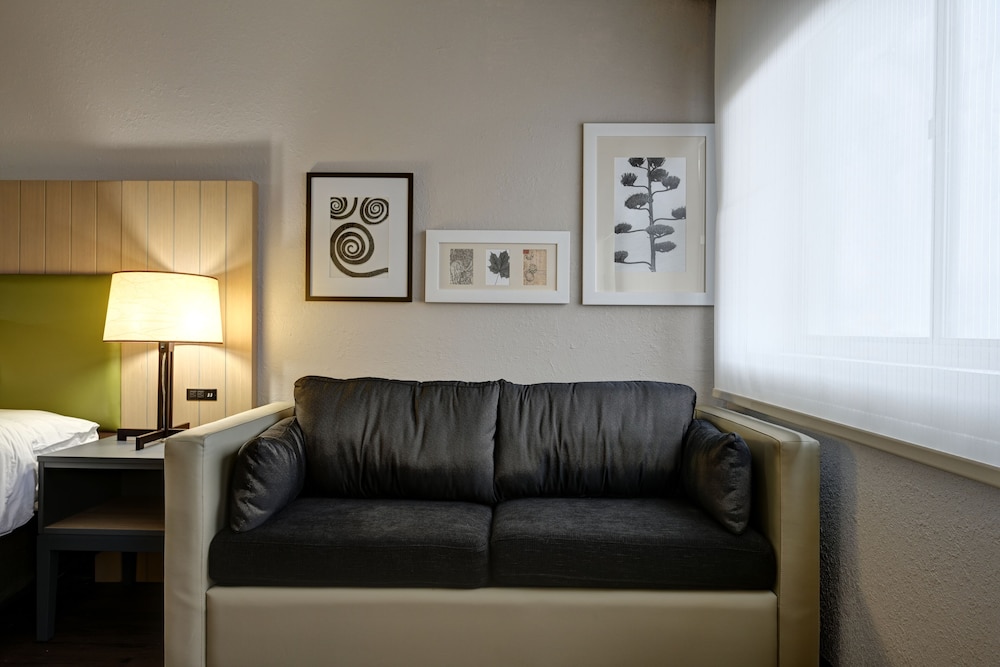 Studio Suite, 1 King Bed, Non Smoking - Photo 3