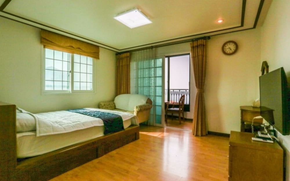 Room (Room 203)