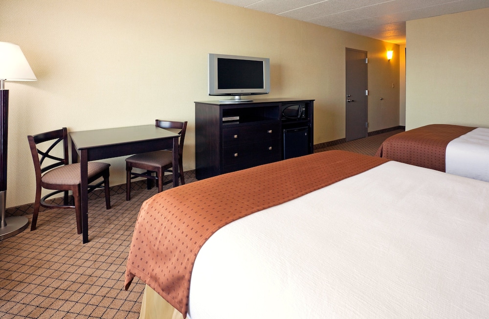 Standard Room, 2 Queen Beds, Pool View - Photo 2
