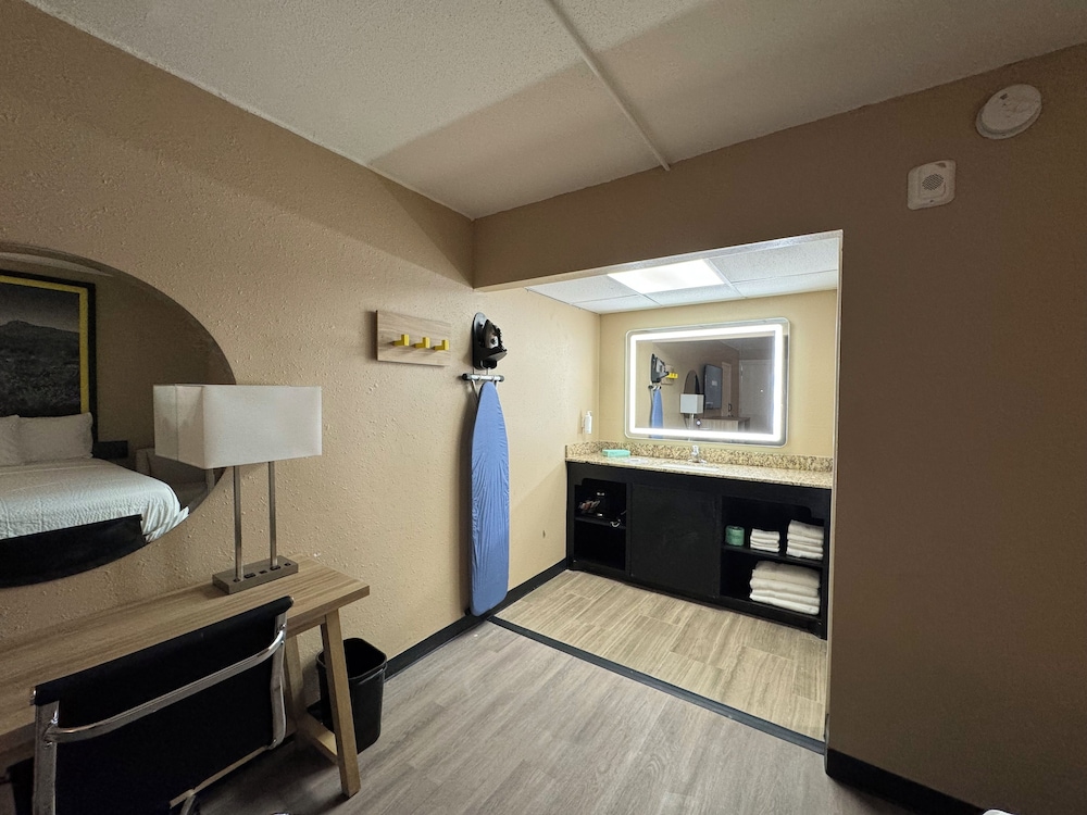 Room, 2 Queen Beds, Non Smoking - Photo 3