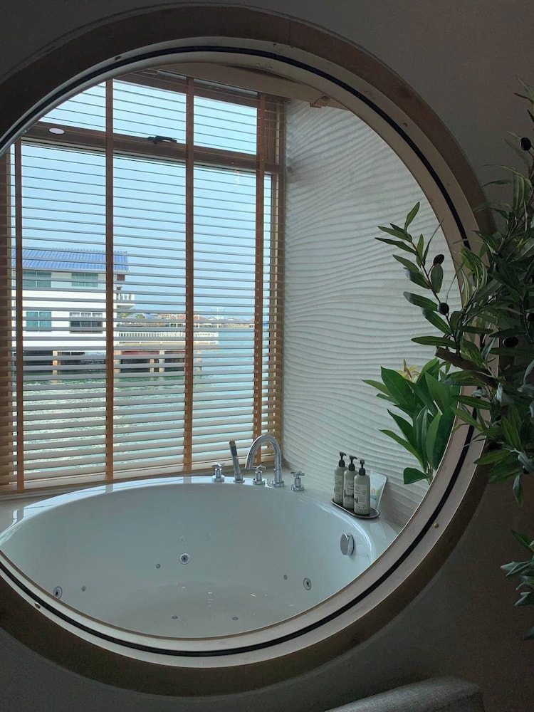 Honeymoon Room photo 3