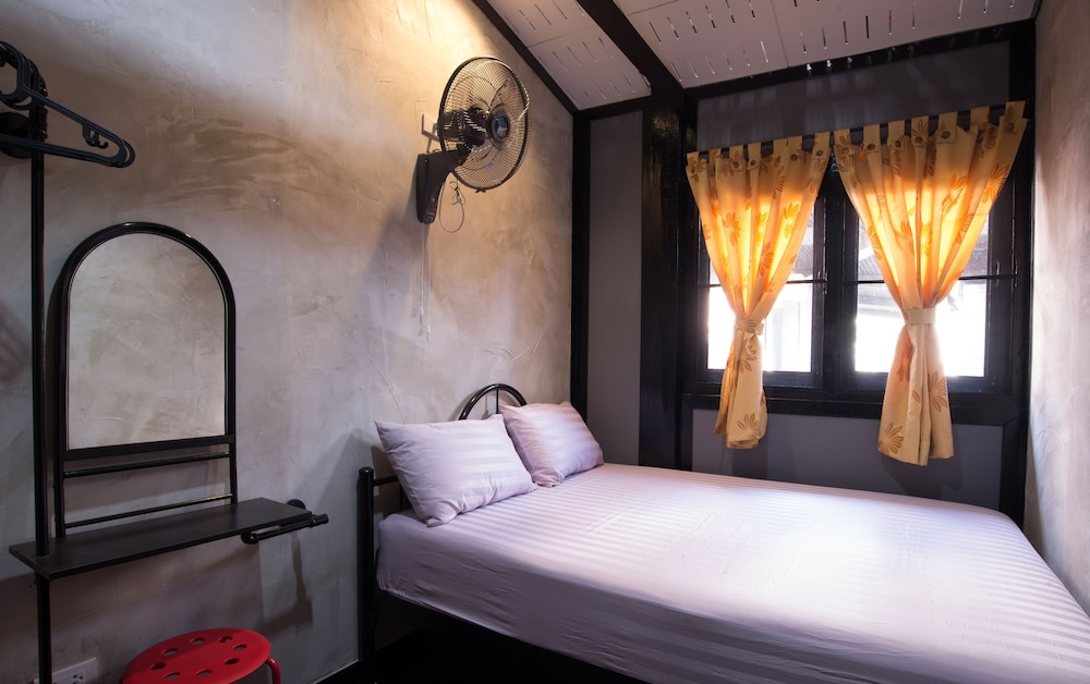 Economy Double Room with Fan and Shared Bathroom photo 1