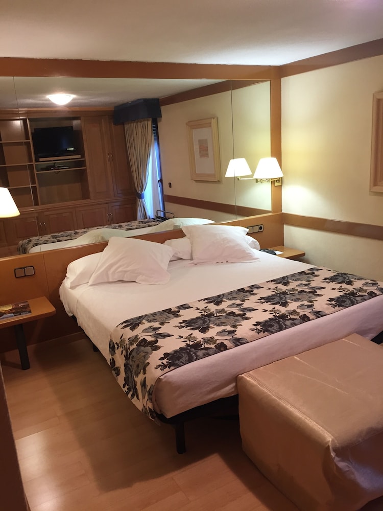 Habitación Doble Familiar (2 Adultos + 2 Niños)