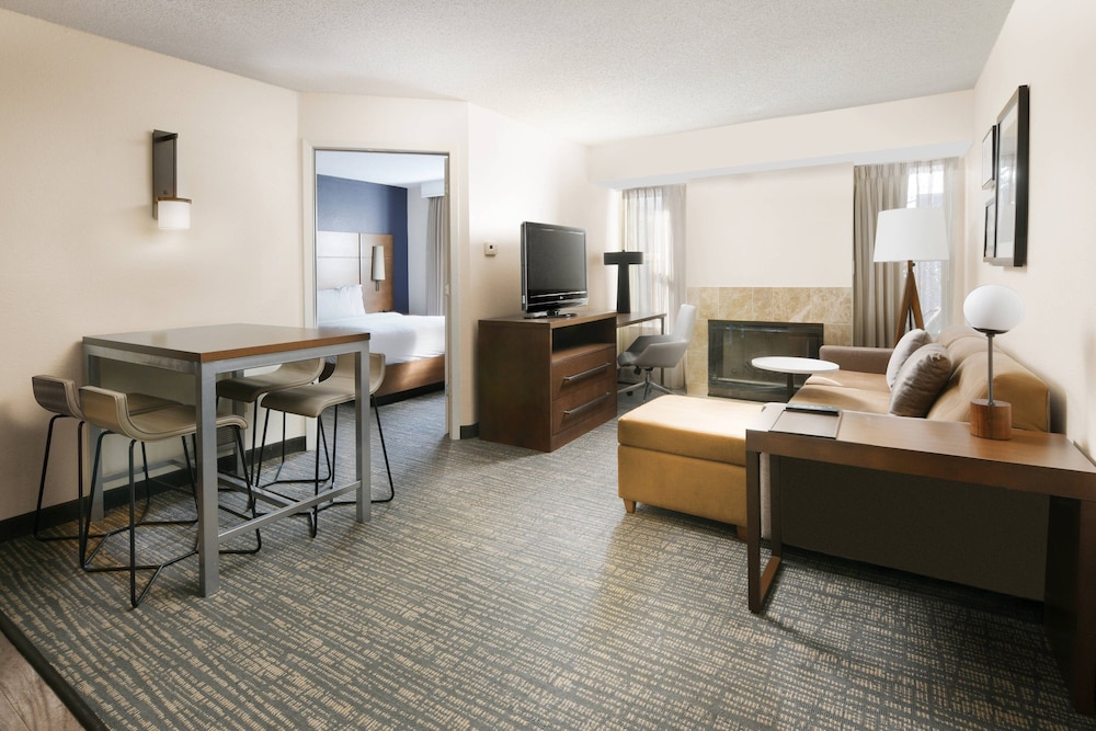 Suite, 2 Bedrooms, Fireplace - Photo 1