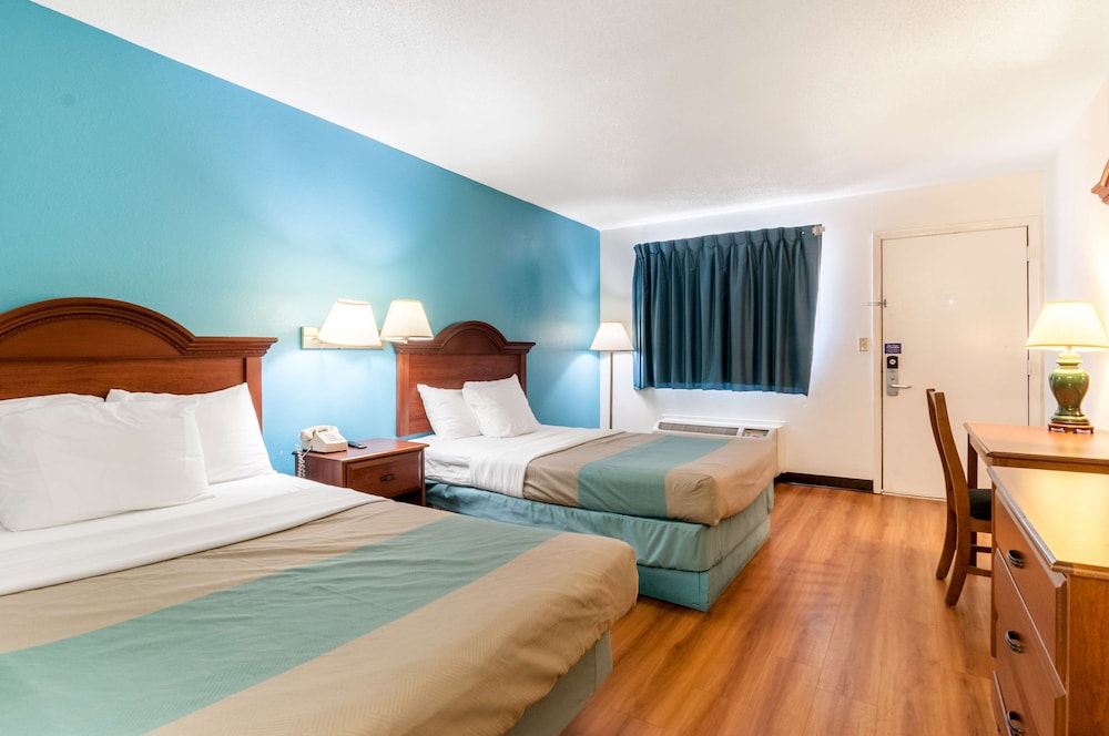 Standard Room, 2 Queen Beds, Non Smoking - Photo 3