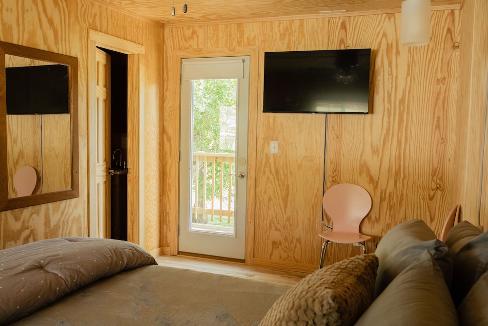Wagon Wheel Suite #2 (Single Queen Room) photo 2