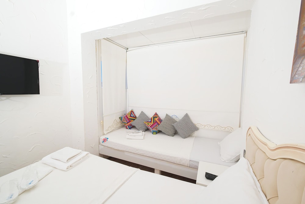 Triple Room, Pool View (Aquila) - Photo 19