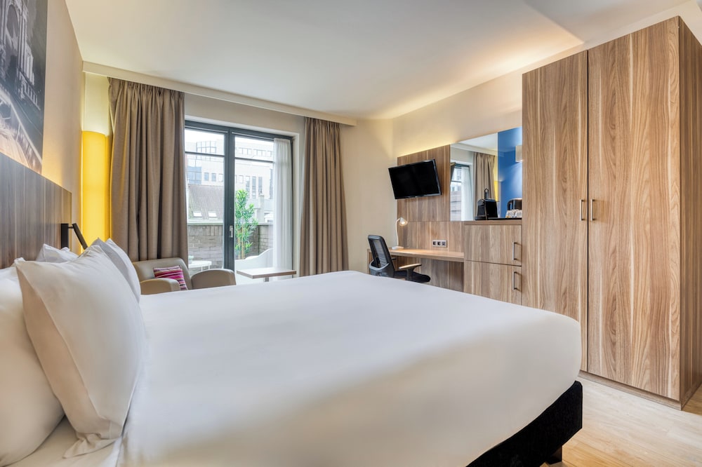 Standard Room, 1 King Bed, Balcony (Bath) - Photo 3