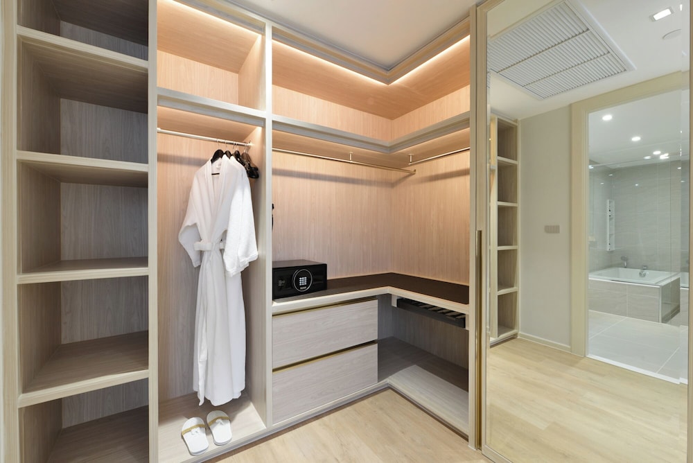 Superior Suite, 1 Bedroom thumbnail 6