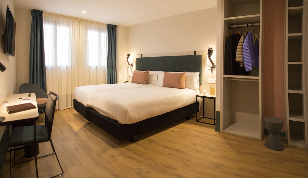 Deluxe Double Room, City View - Photo 6