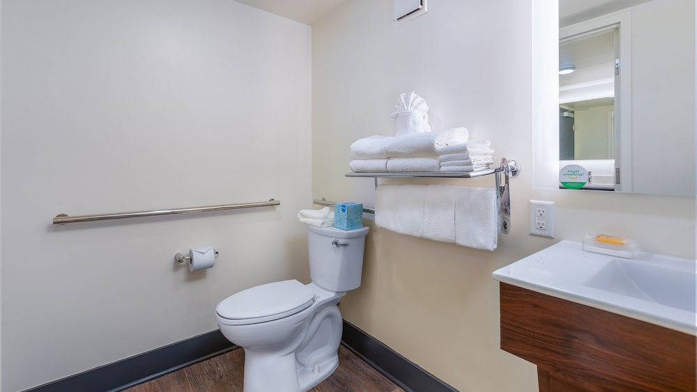 Standard Room, 2 Queen Beds, Accessible (Roll in Shower, Low Floor) - Photo 5