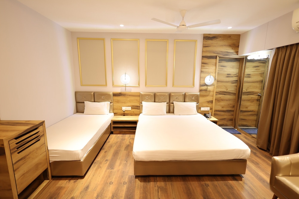 Family Room, 1 King Bed, Smoking, City View photo 3