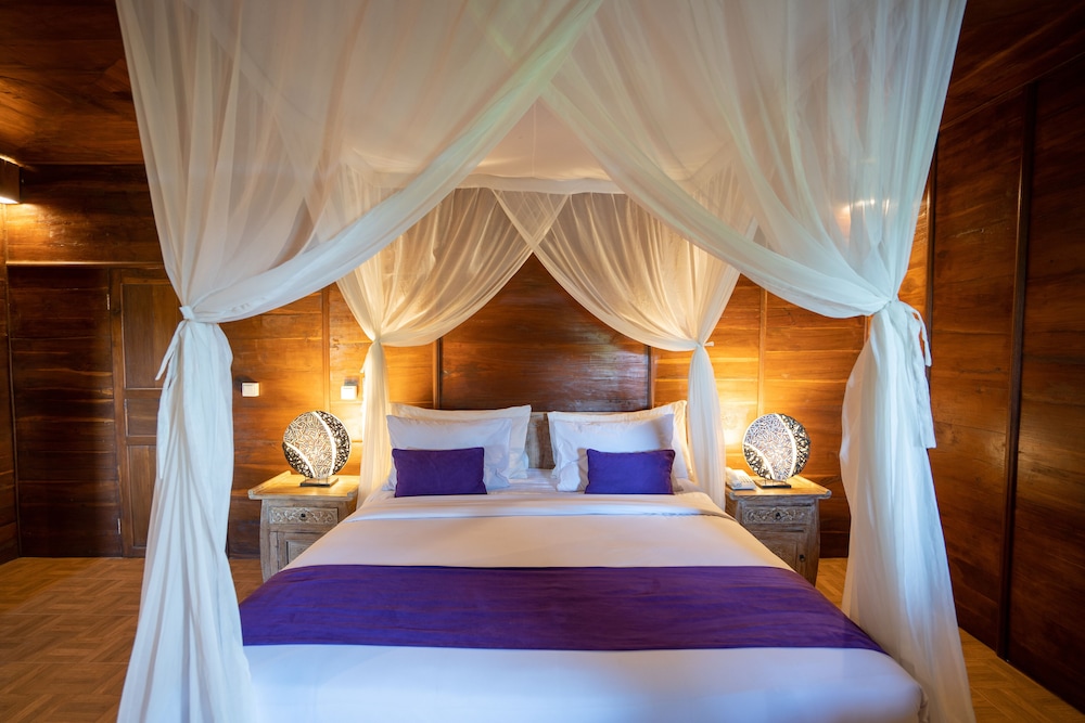 Deluxe Suite, 1 King Bed, Non Smoking, Garden View