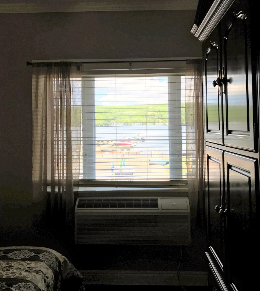 Room, 1 Queen Bed, Kitchenette, Lake View (Eagle Point) photo 3