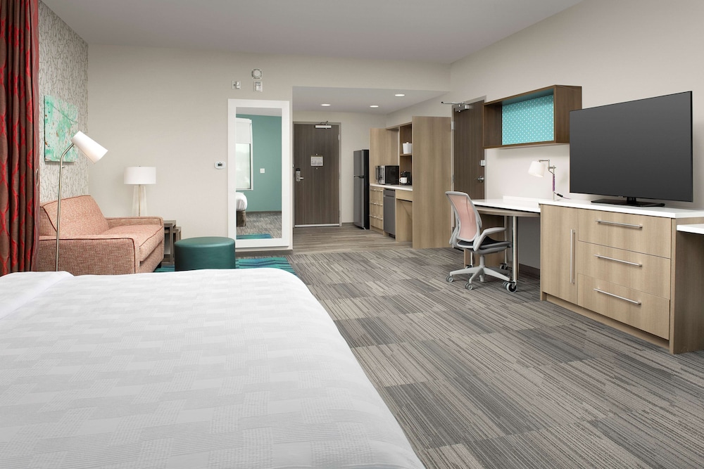 Studio, 1 King Bed, Accessible (Roll-In Shower) - Photo 3