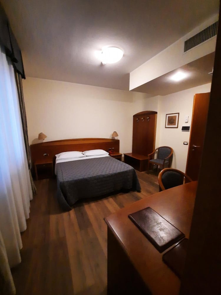 Deluxe Double or Twin Room - Photo 3