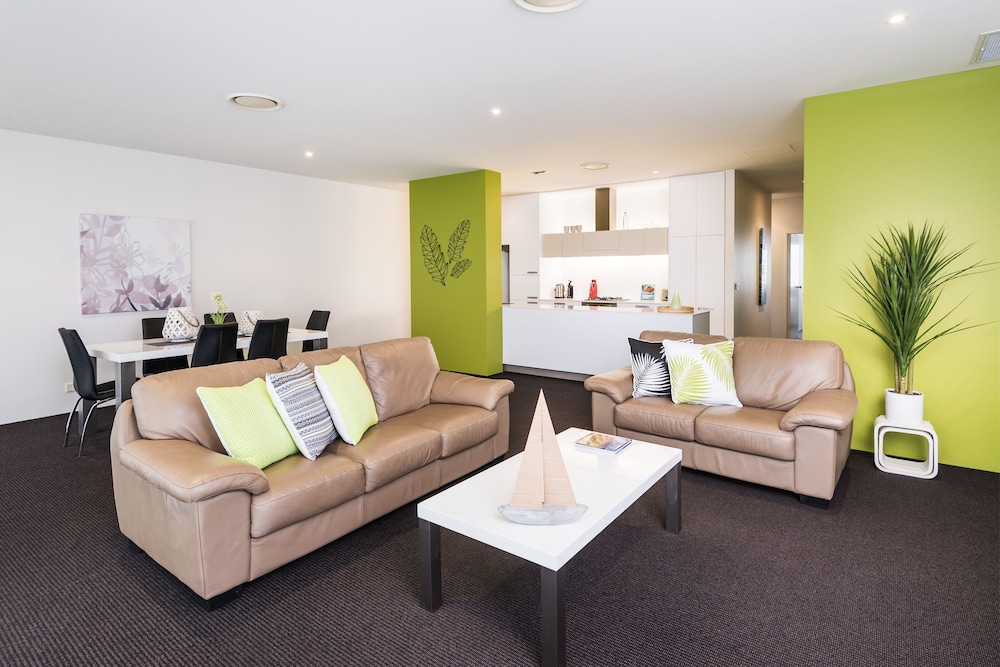 Three Bedroom Sub-Penthouse - Photo 10