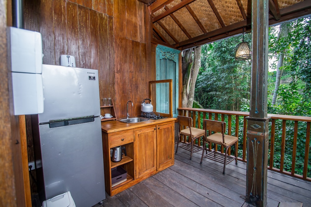 Deluxe Suite, Kitchen, Pool View