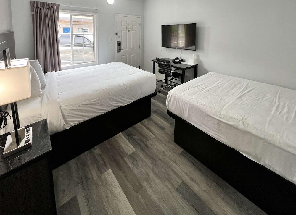 Deluxe Room, 2 Queen Beds, Non Smoking, Refrigerator & Microwave photo 3