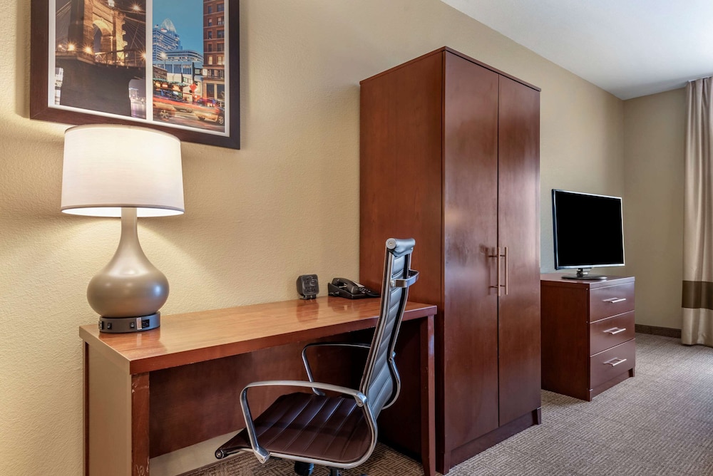 Suite, 1 King Bed, Non Smoking - Photo 3