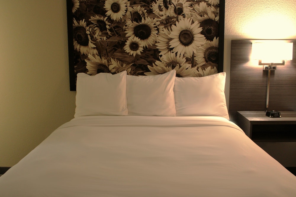 Room, 2 Queen Beds, Non Smoking (Guestroom) - Photo 3