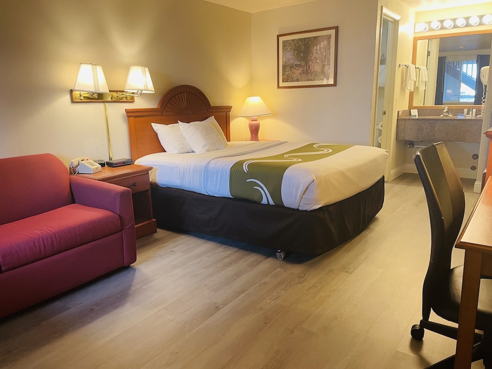 Basic Room, 1 Queen Bed with Sofa bed photo 1