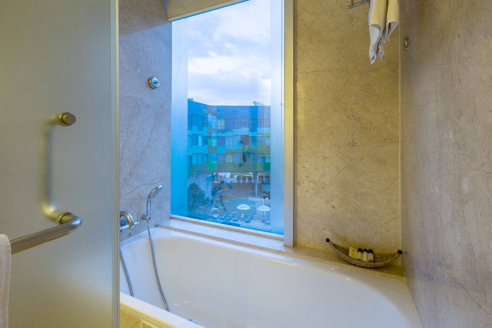 Premium Suite Pool View King Bed - Photo 3