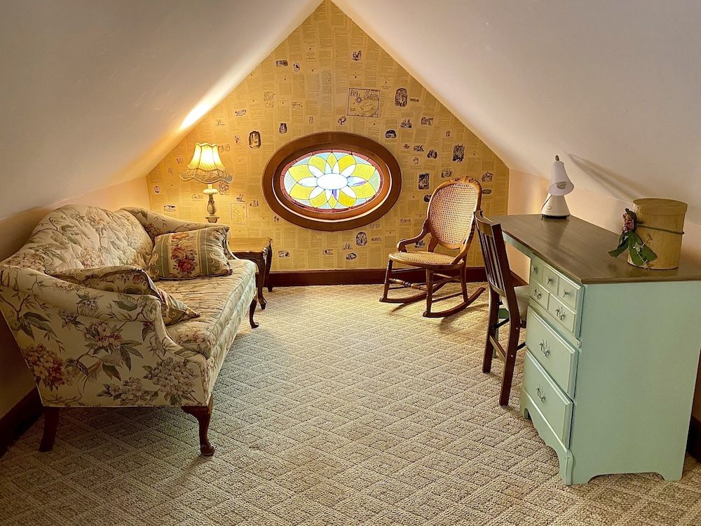 The Daisy Multiple Bed Suite (with crib) photo 3