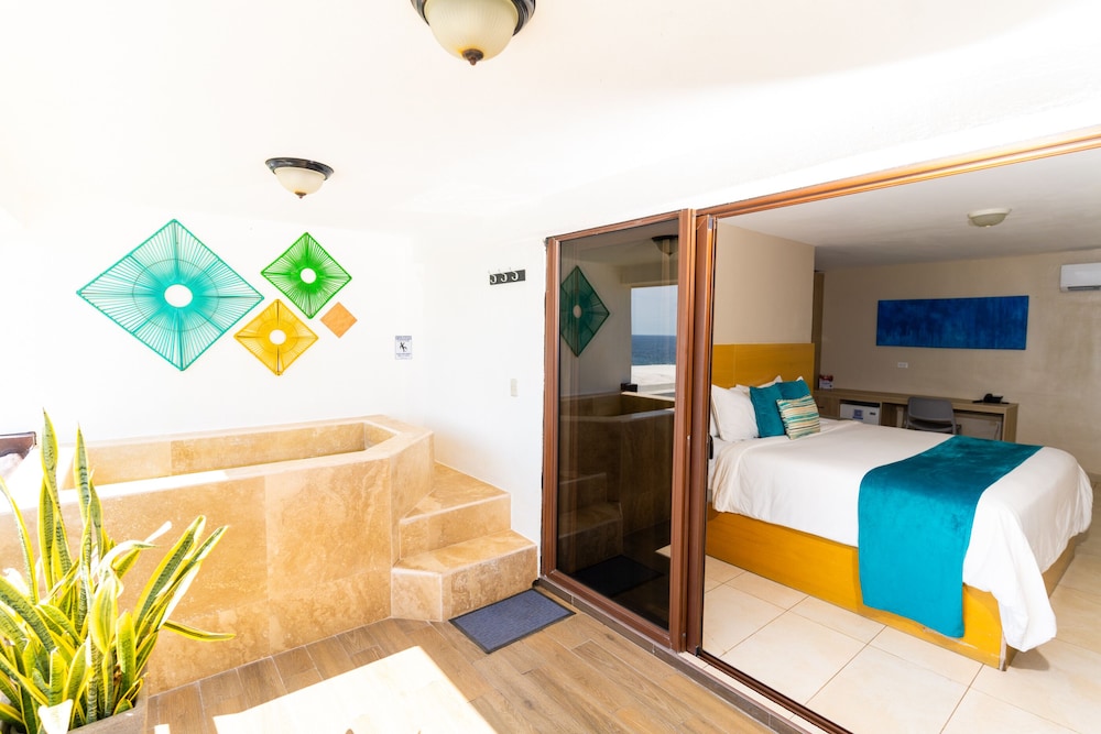 1 King Bed, Sea View