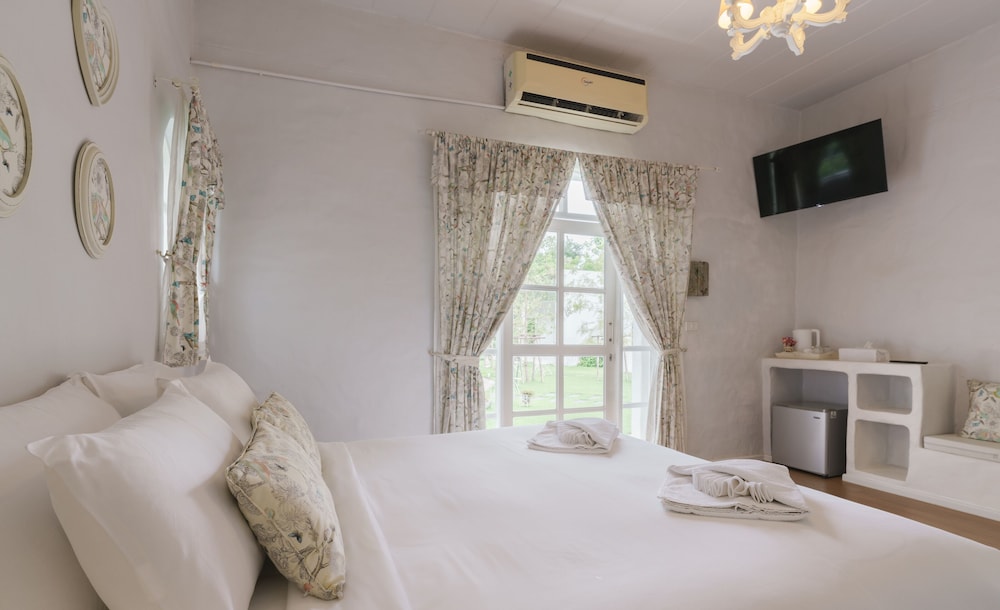 Deluxe Garden View (King Bed) photo 3