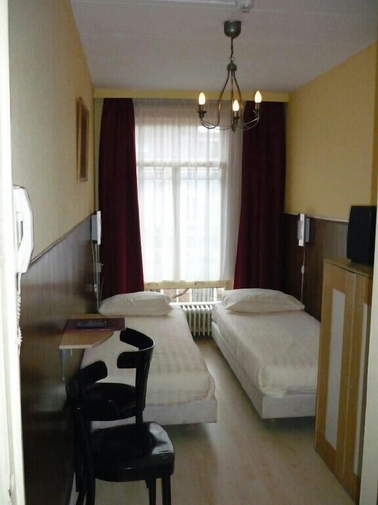 Basic Room, 2 Twin Beds photo 3