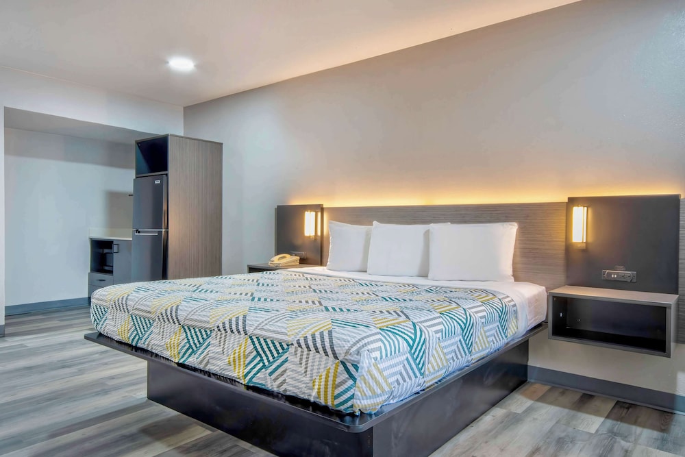 Standard Room, 1 King Bed, Non Smoking photo 2