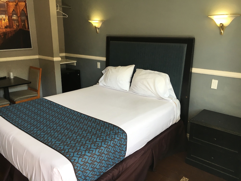 Deluxe Room, 2 Queen Beds photo 2