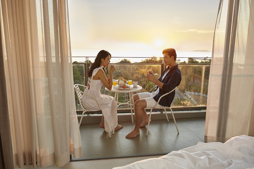 Superior Room, 1 King Bed, Ocean View - Photo 8