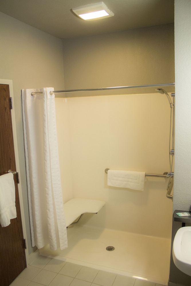 Room, 2 Queen Beds, Mobility Accessible - Photo 5