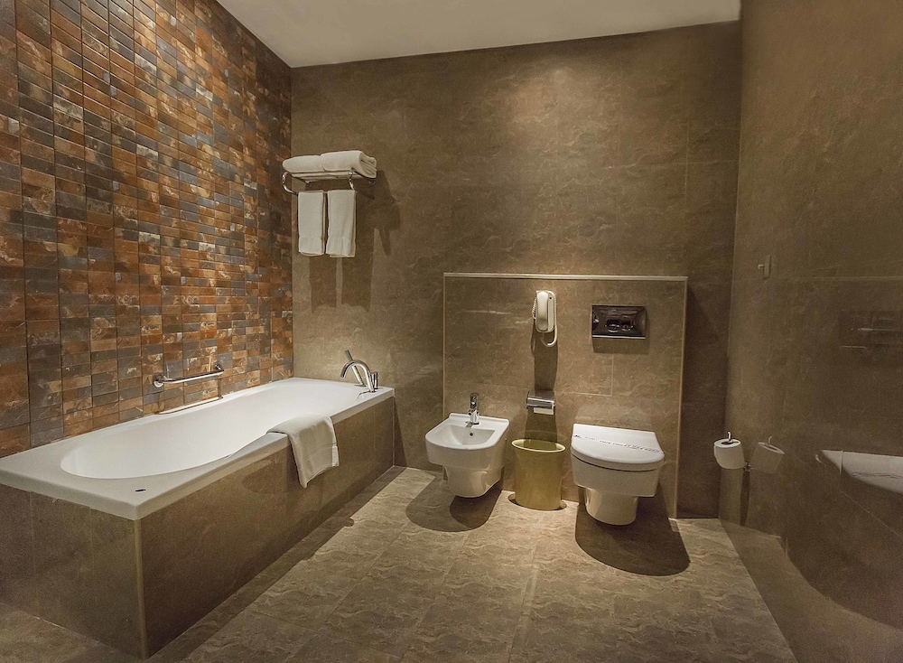Premium Suite, 1 King Bed, Non Smoking, Kitchen (Separate Living Room, Full Kitchen) - Photo 5