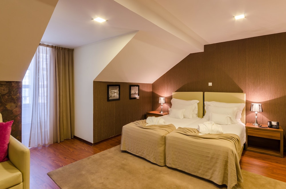 Standard Triple Room (Chiado View) thumbnail 5