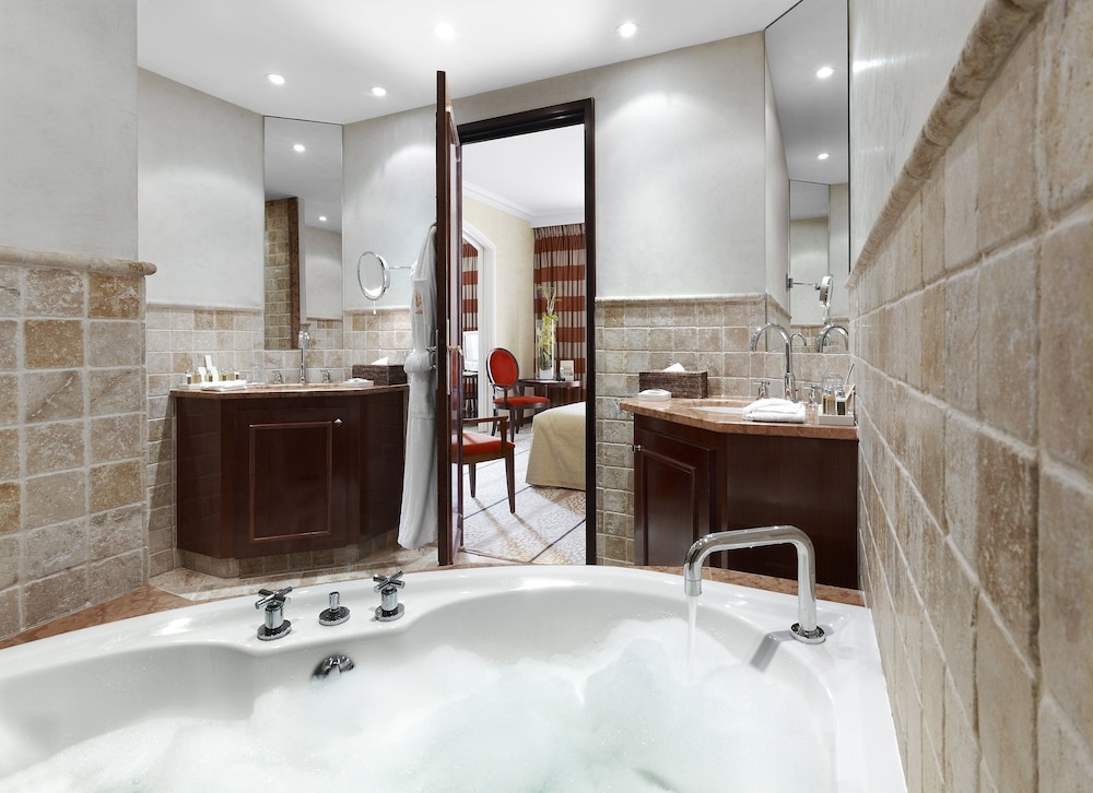 Deluxe Suite photo 3