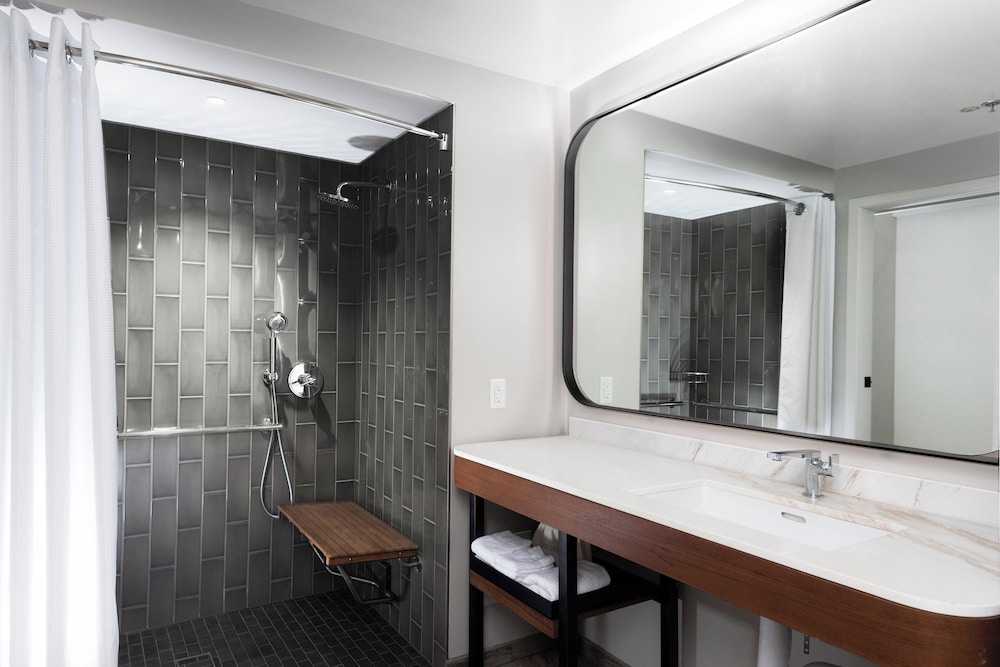 Room, 1 King Bed, Roll-in Shower, Resort View (mobility Accessible, Kukahi)