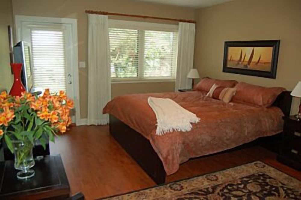 Panoramic Suite, 1 King Bed, Ocean View, Sea Facing photo 1