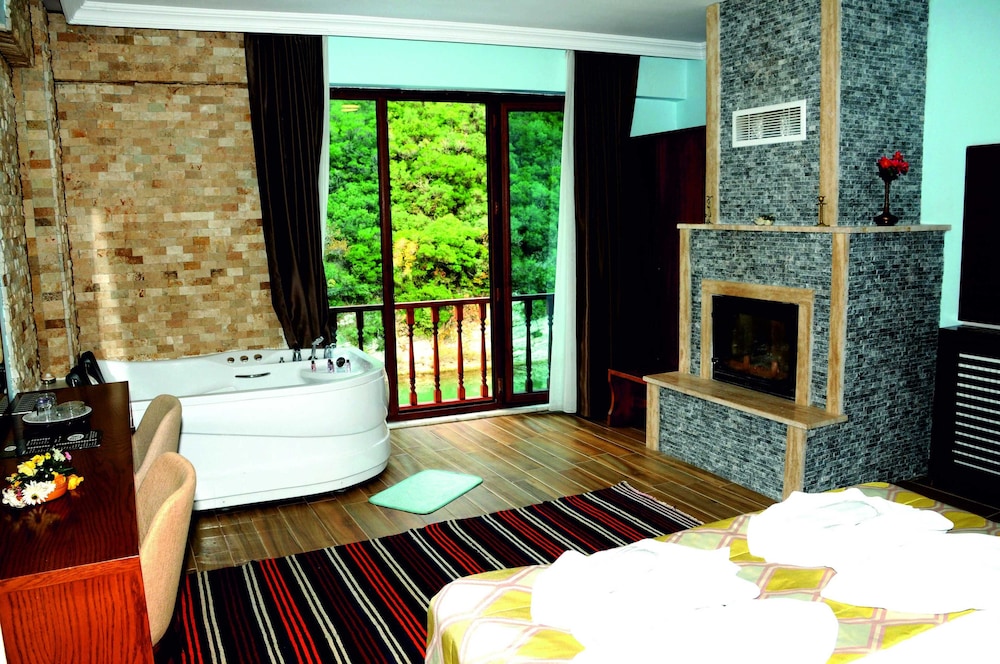 Deluxe Double Room, Jetted Tub, River View photo 3
