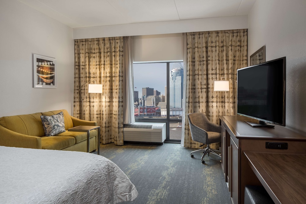 Room, 1 King Bed, Refrigerator