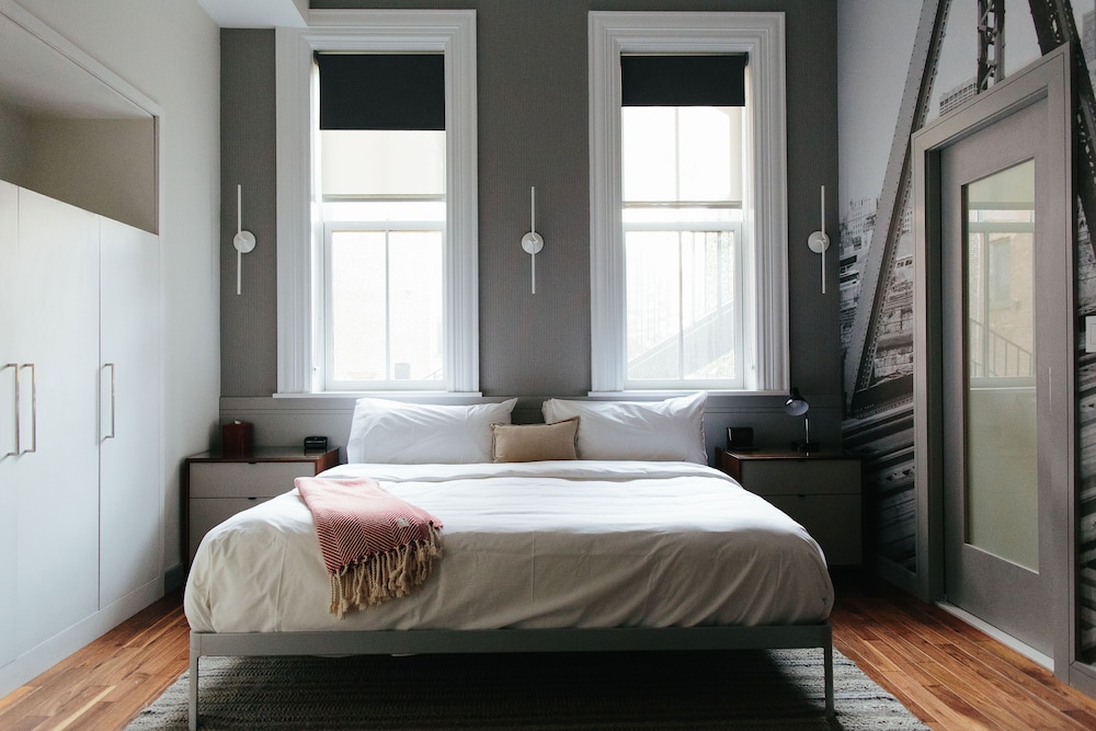 Deluxe Room, 1 King Bed (Bath in room)