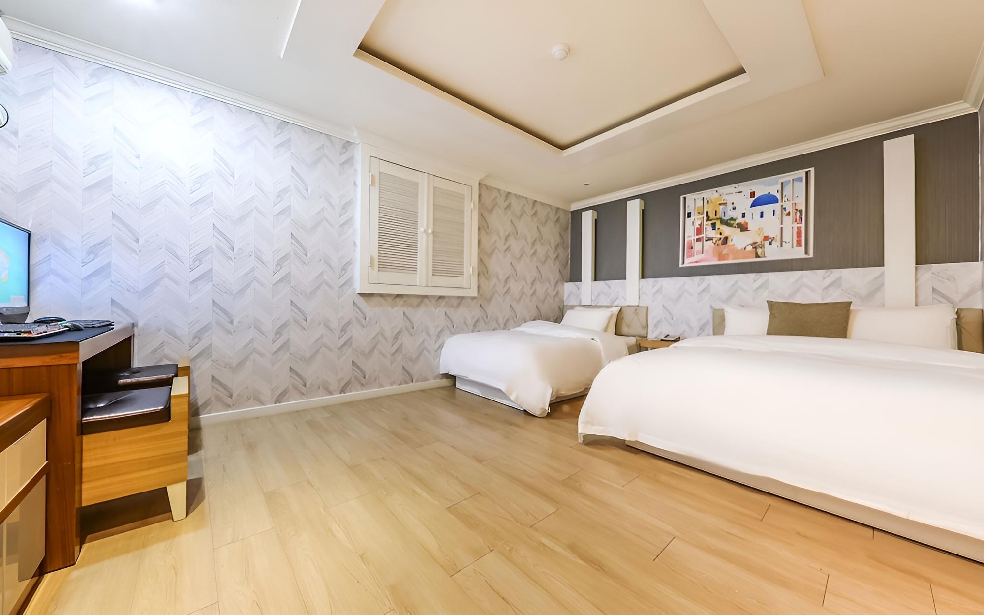 Room (Twin) photo 2