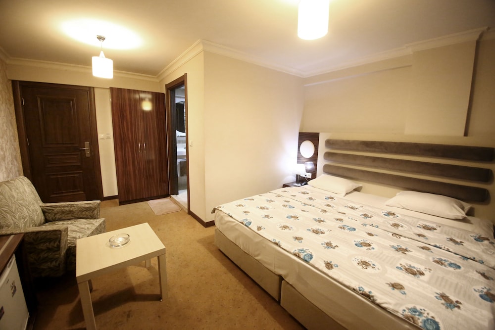 Standard Double Room thumbnail 5