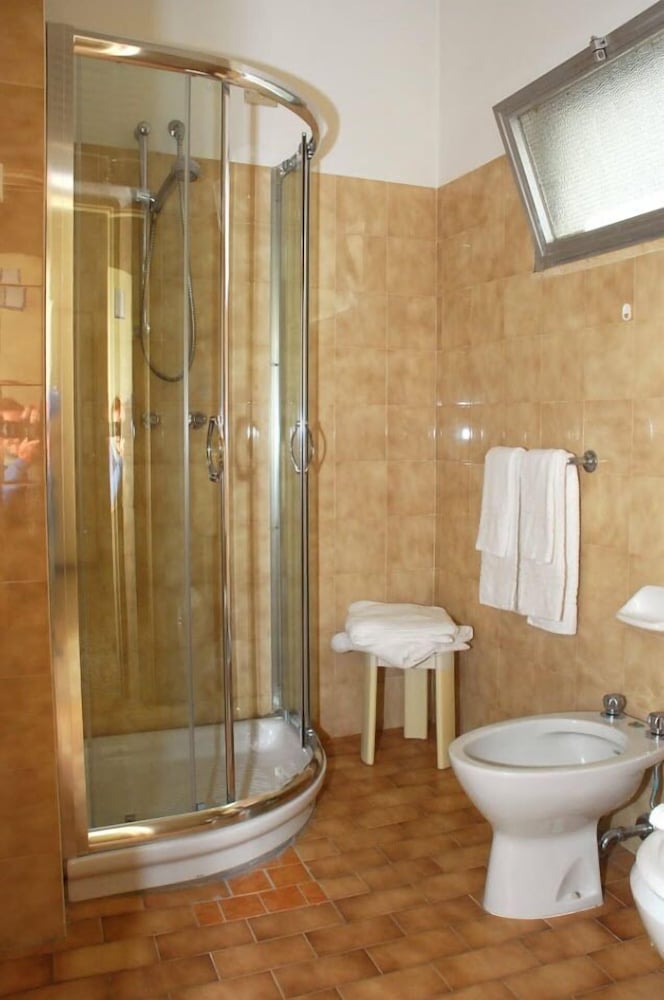 Triple Room, Multiple Beds photo 3